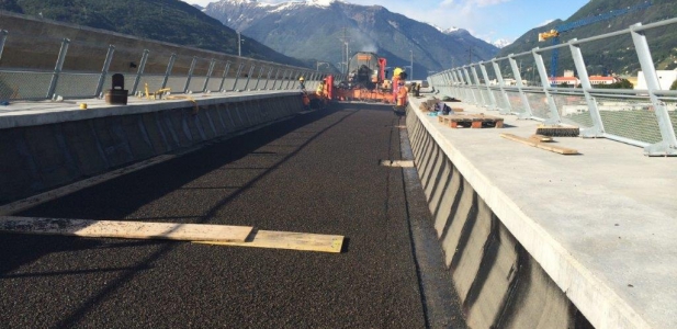 CAMORINO Suisse asphalte coulé MAT 11 L sur viaduc 